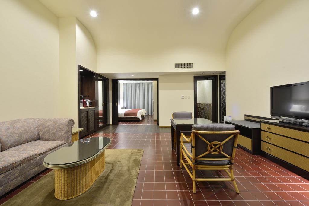 Exes Ishigaki Hotel Ishigaki  Buitenkant foto